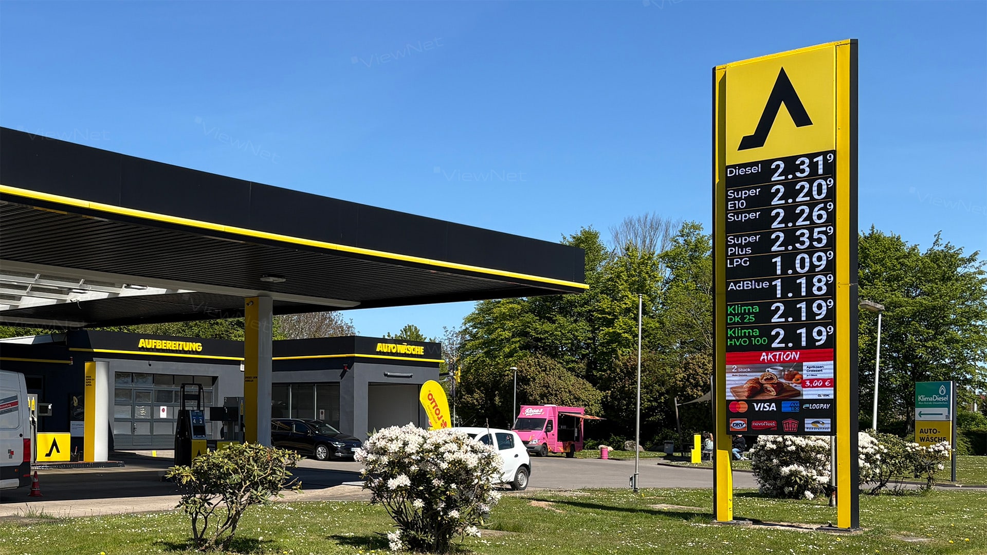 Et nærbillede af en ViewCharge LED skærm implementeret på en tysk CLASSIC tankstation.