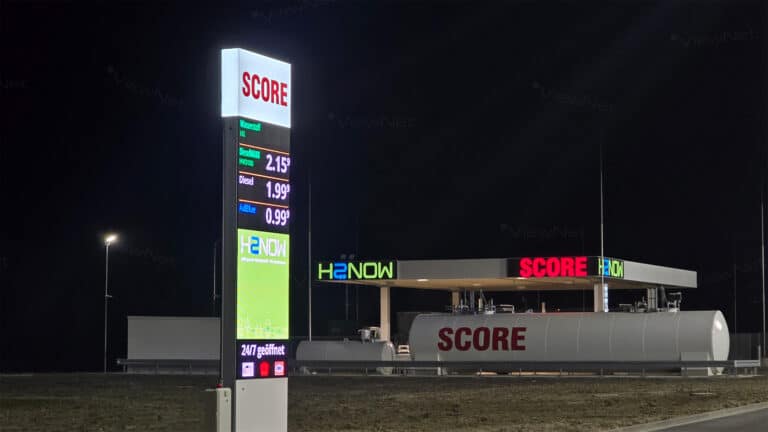 Digitale LED skærme og pylon placeret ved en SCORE GmbH tankstation i Schortens.