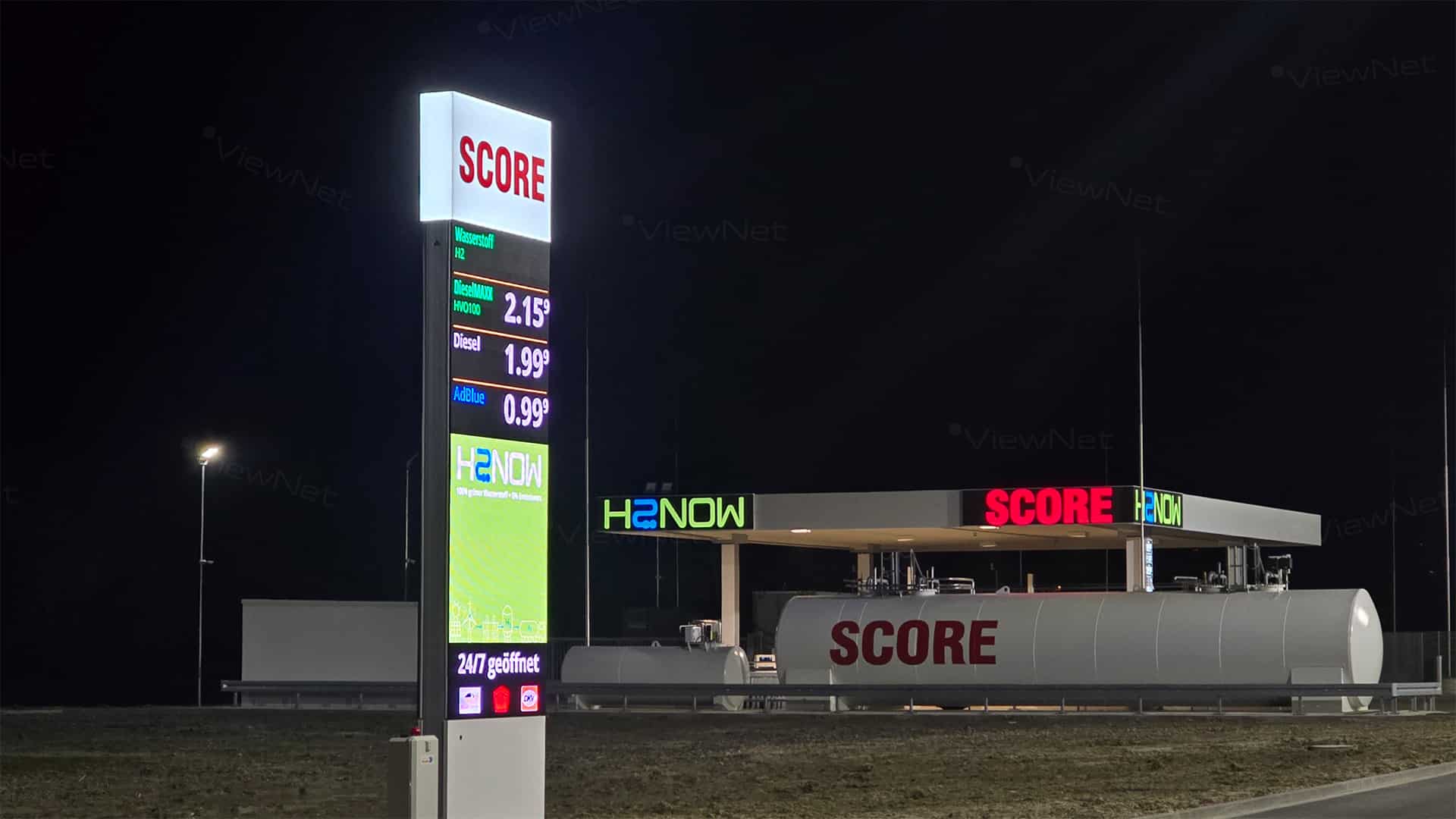Digitale LED skærme og pylon placeret ved en SCORE GmbH tankstation i Schortens.