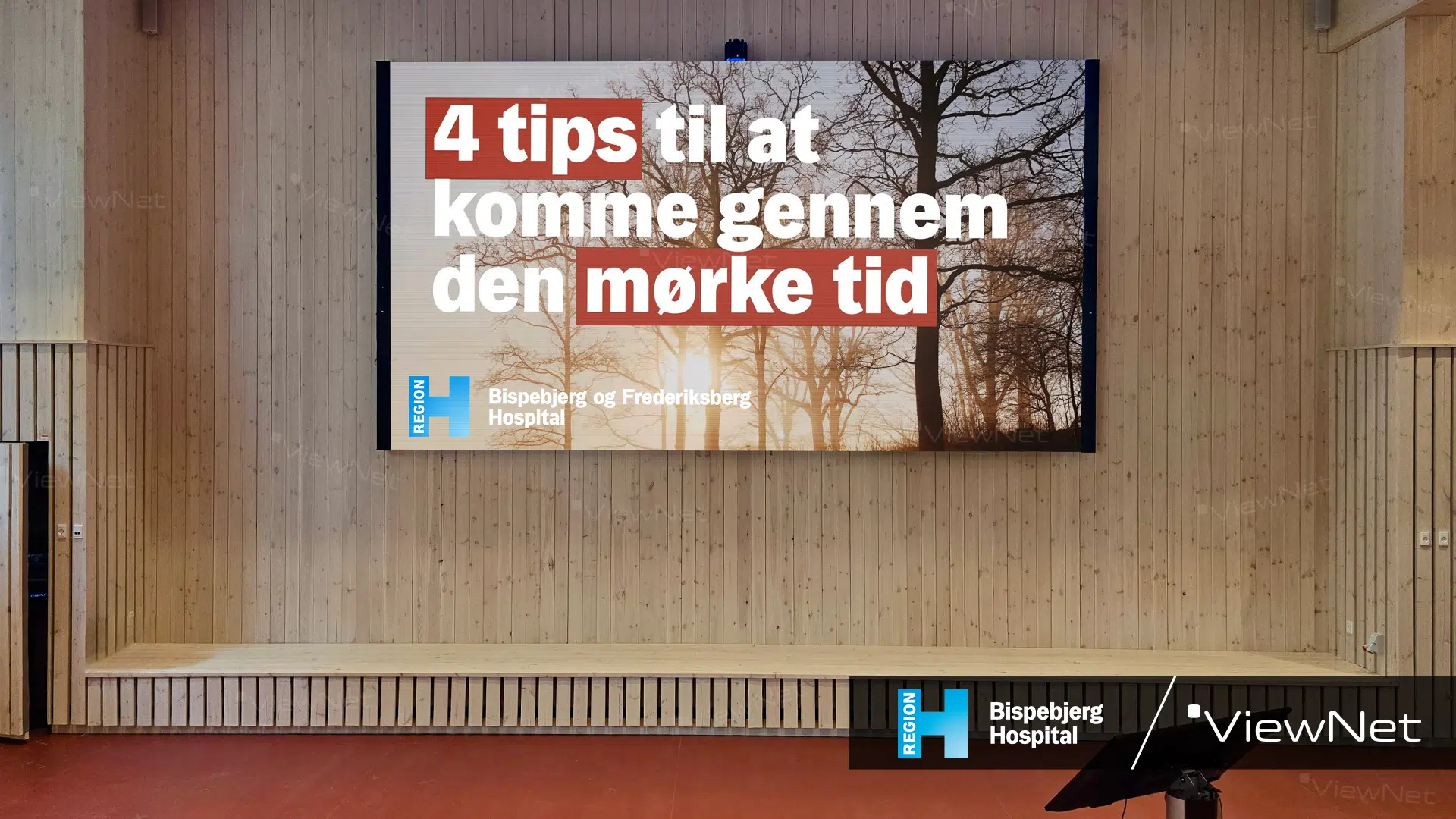 Großer Bildschirm im Gemeindehaus des Bispebjerg-Krankenhauses.