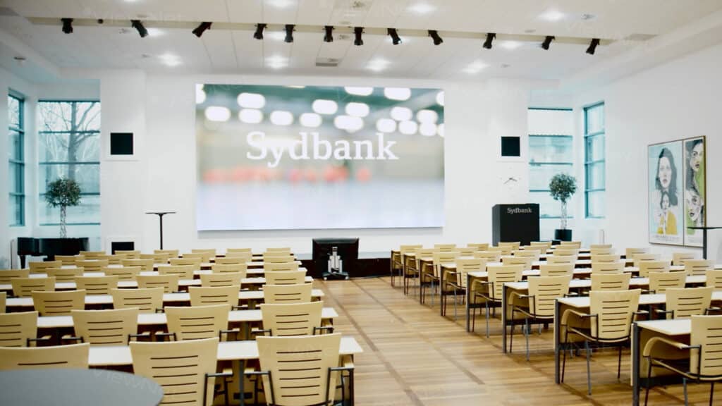 Sydbank LED storskærm i mødelokale