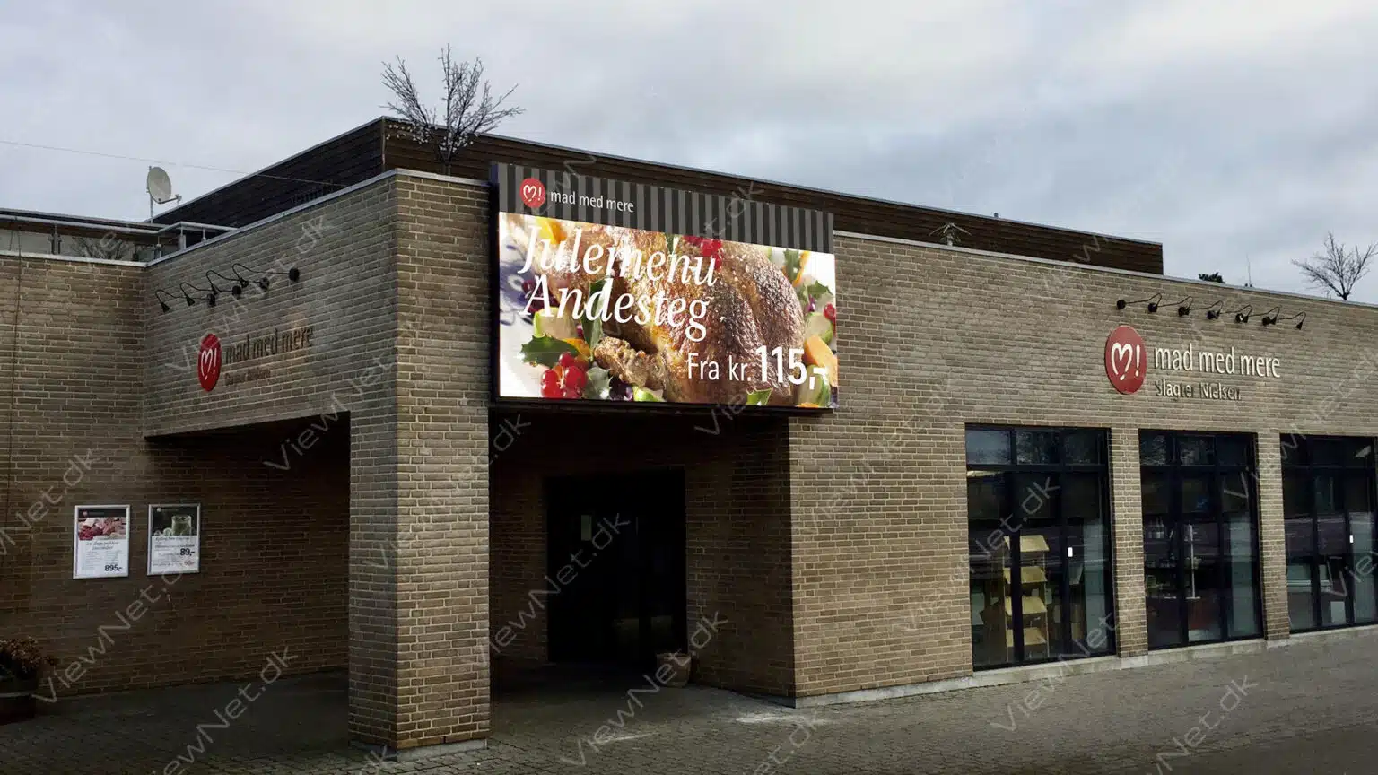 LED storskærm på facaden af Slagter Nielsen butik