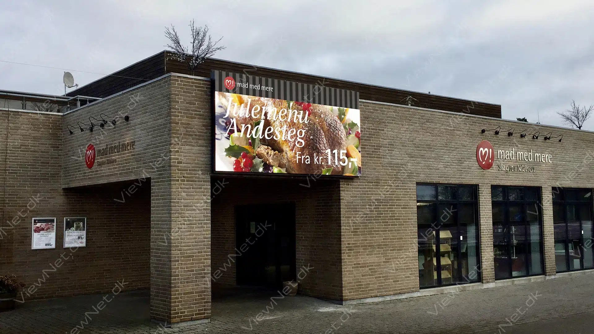 LED-Großbildschirm an der Fassade des Slagter Nielsen Stores