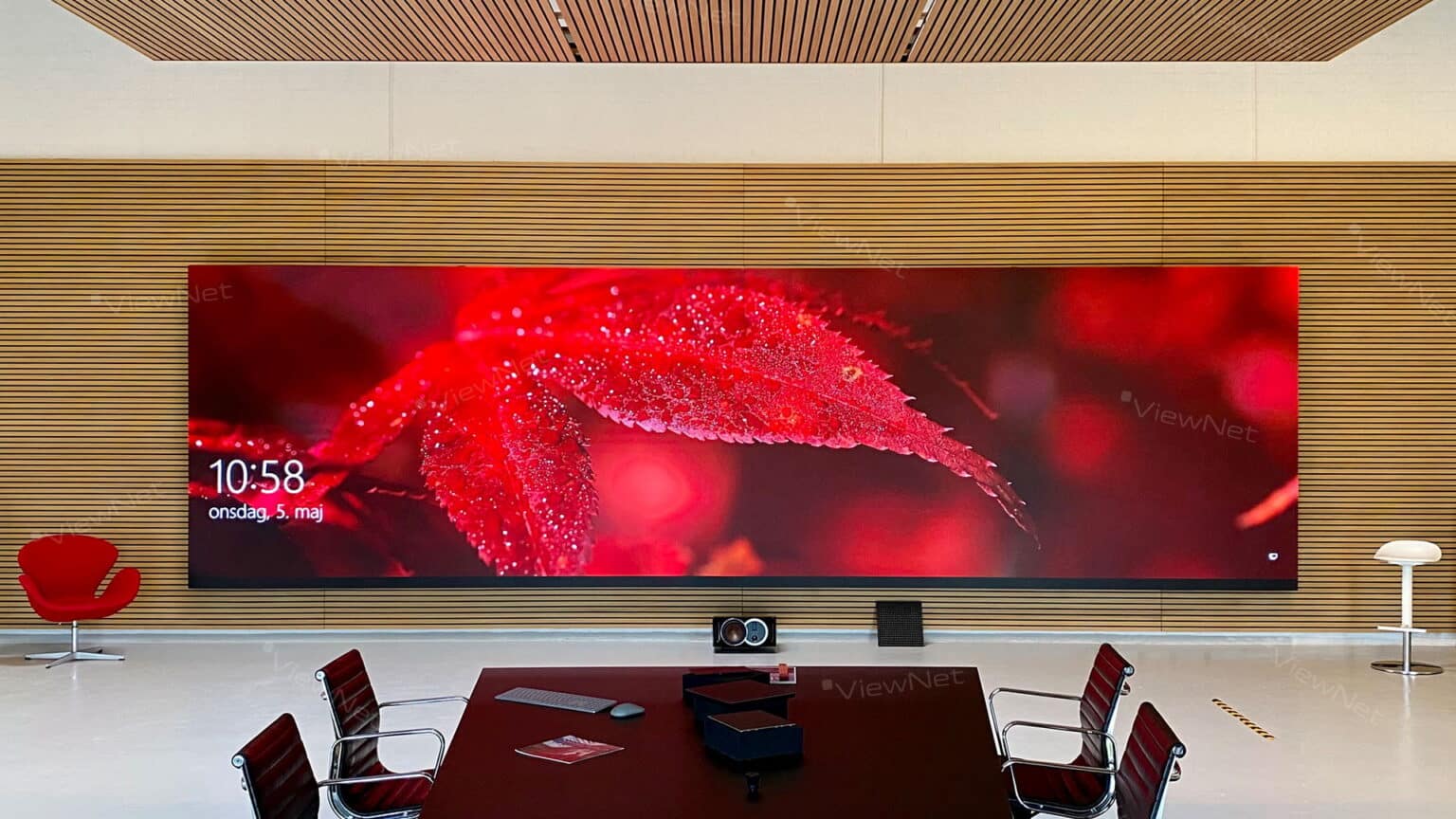 Besprechungsraum von Viewnet Systems mit großem LED-Bildschirm