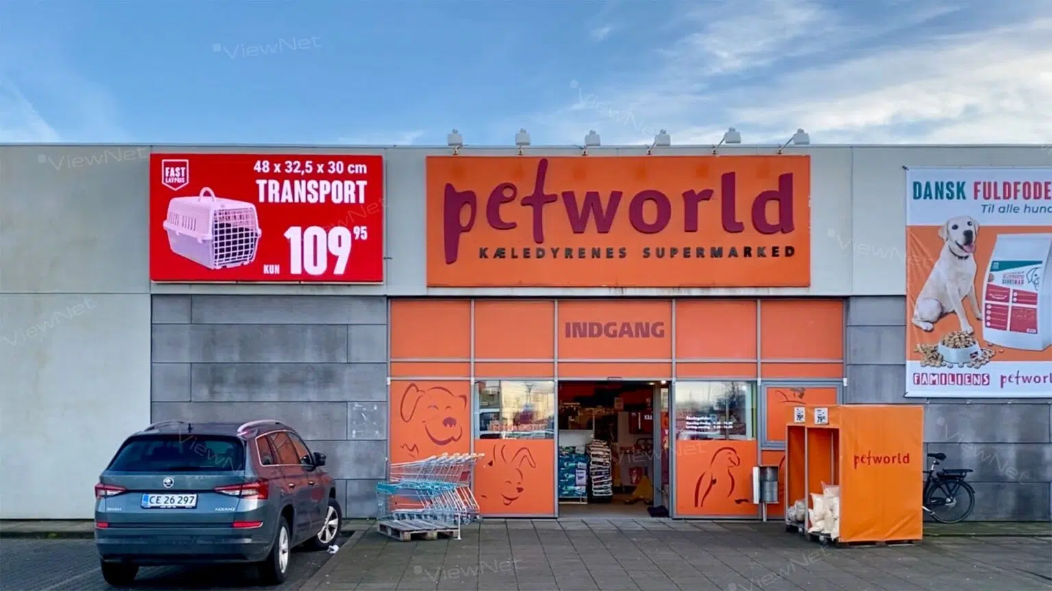 LED facade skærm over pet World indgang