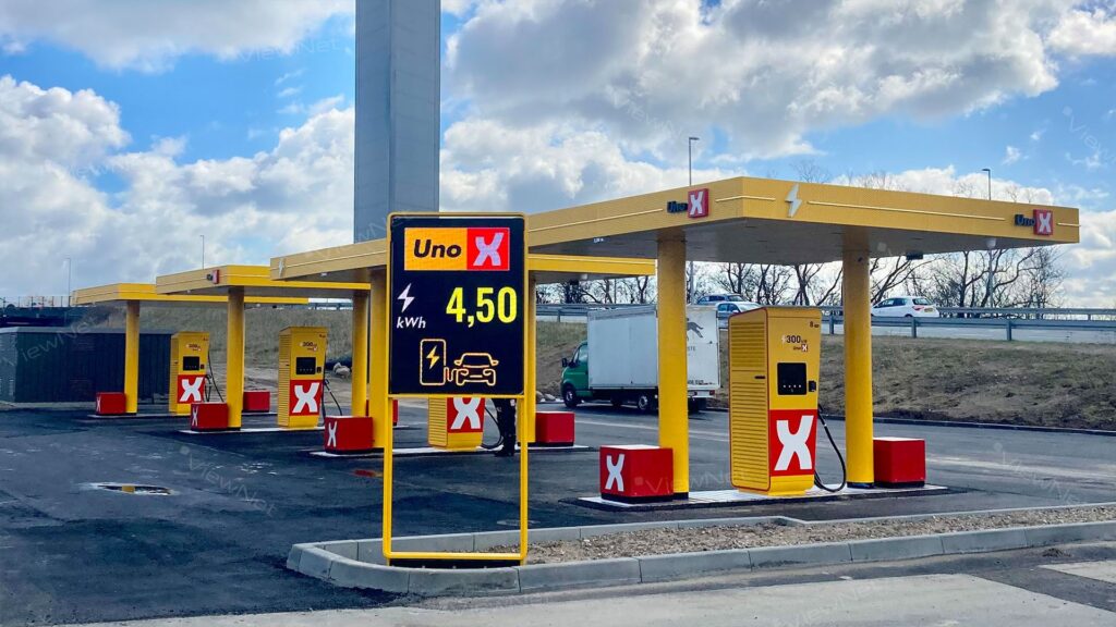 Uno-x's nye lade station i Nyborg, med en viewnet info pylon i forgrunden