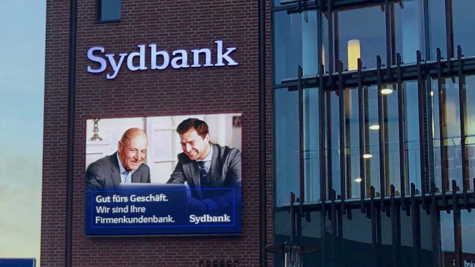 ViewNet-LED-Großbildschirme-Fassadenbildschirm-Sydbank-Flensburg