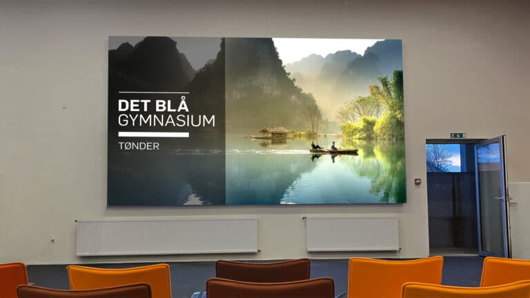 En LED Storskærm placeret på væggen i Tønder Handelsskole.