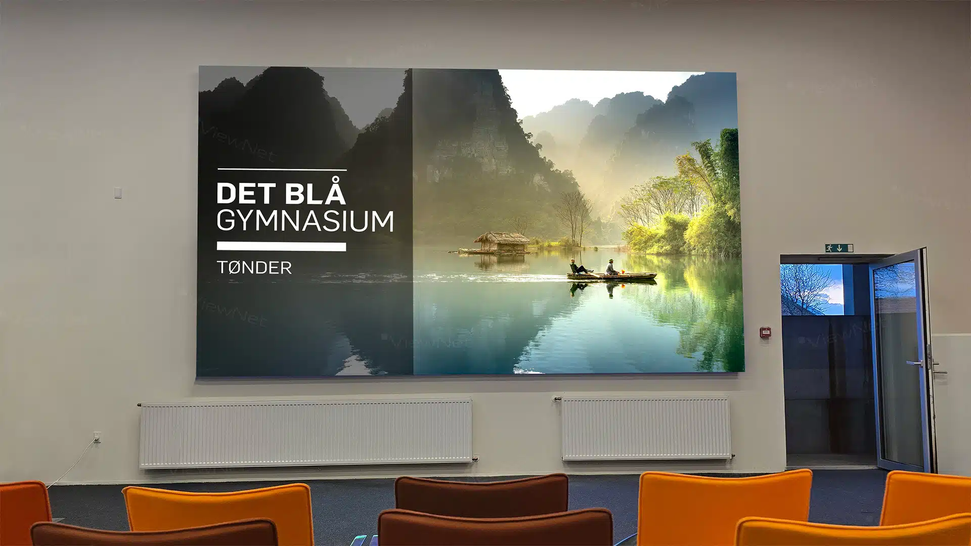 Ein großer LED-Bildschirm an der Wand der Tønder Business School.