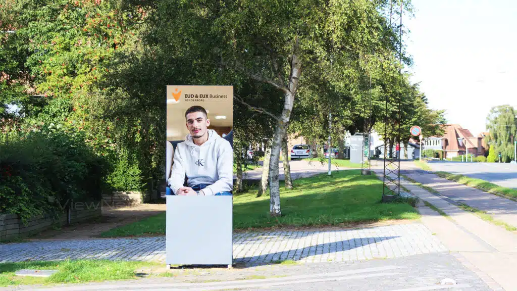ViewNet LED-Pylon vor dem Business College Syd