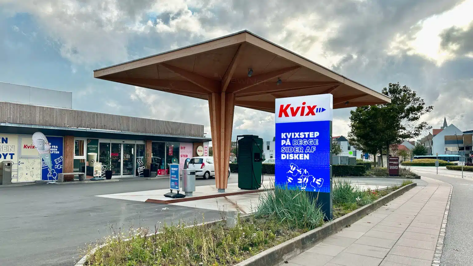 En Kvix infopylon ved Clever ladestation