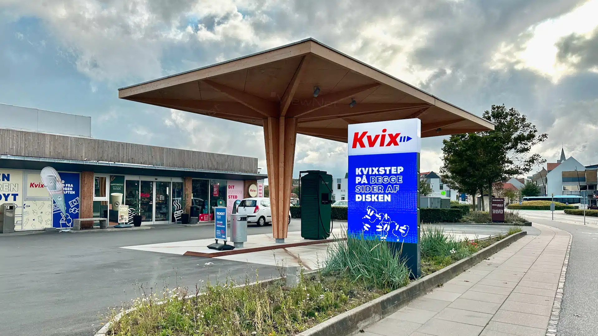Ein Kvix-Infomast an der Clever-Ladestation