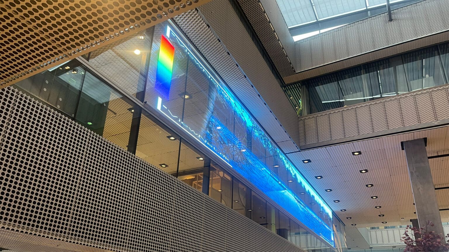 Indendørs transparent LED storskærm i Dokk1 kulturhuset.