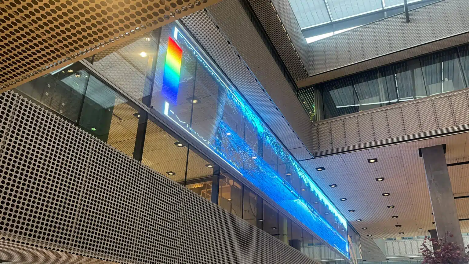 Indendørs transparent LED storskærm i Dokk1 kulturhuset.