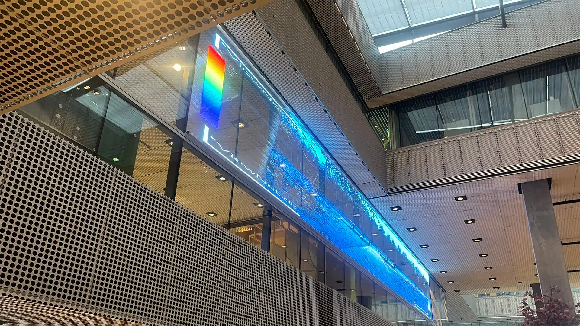 Transparenter LED-Großbildschirm im Innenbereich im Kulturzentrum Dokk1.