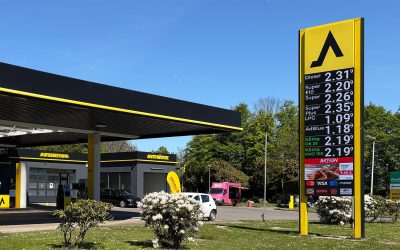 Et nærbillede af en ViewCharge LED skærm implementeret på en tysk CLASSIC tankstation.