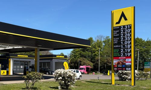 Et nærbillede af en ViewCharge LED skærm implementeret på en tysk CLASSIC tankstation.