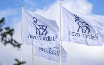 Et billede af 3 Novo Nordisk flag på flagstang.