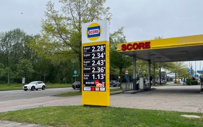 Digital skiltning placeret foran en SCORE GmbH tankstation i Emden.