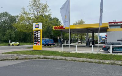 Oversigtsbillede af en pylon placeret ude foran en SCORE GmbH tankstation i Emden.