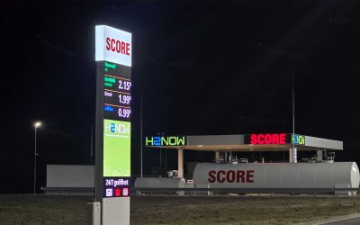 Digitale LED skærme og pylon placeret ved en SCORE GmbH tankstation i Schortens.