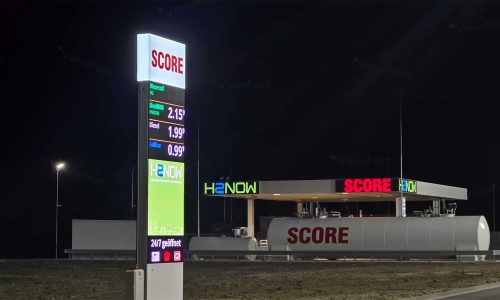 Digitale LED skærme og pylon placeret ved en SCORE GmbH tankstation i Schortens.