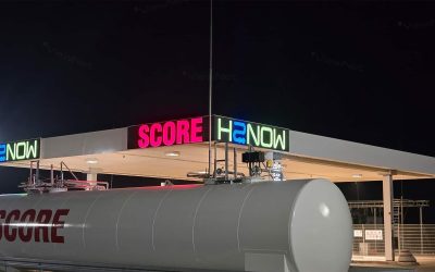 Vinklet udendørs ViewPro skærme placeret på SCORE GmbH tankstationens facadenbånd.