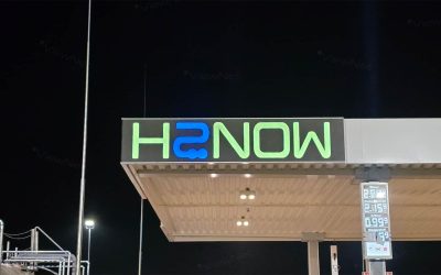 Tæt på billede af en LED skærm placeret på SCORE GmbH tankstationens facadebånd.