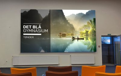 En LED Storskærm placeret på væggen i Tønder Handelsskole.