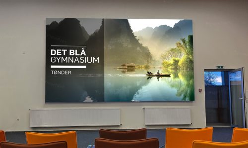Ein großer LED-Bildschirm an der Wand der Tønder Business School.