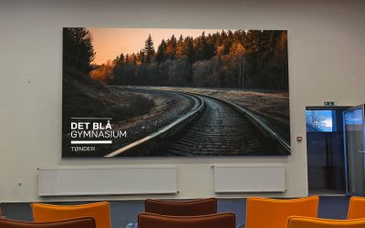 En LED Storskærm placeret på væggen i Tønder Handelsskole.
