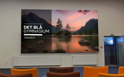 En LED Storskærm placeret på væggen i Tønder Handelsskole.