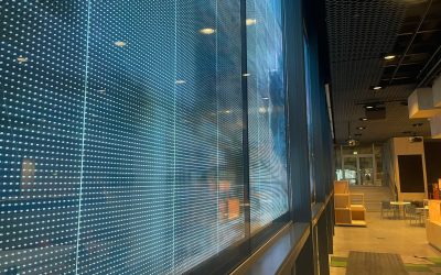 Indendørs transparent LED storskærm i Dokk1 kulturhuset.