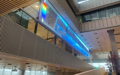 Indendørs transparent LED storskærm i Dokk1 kulturhuset.